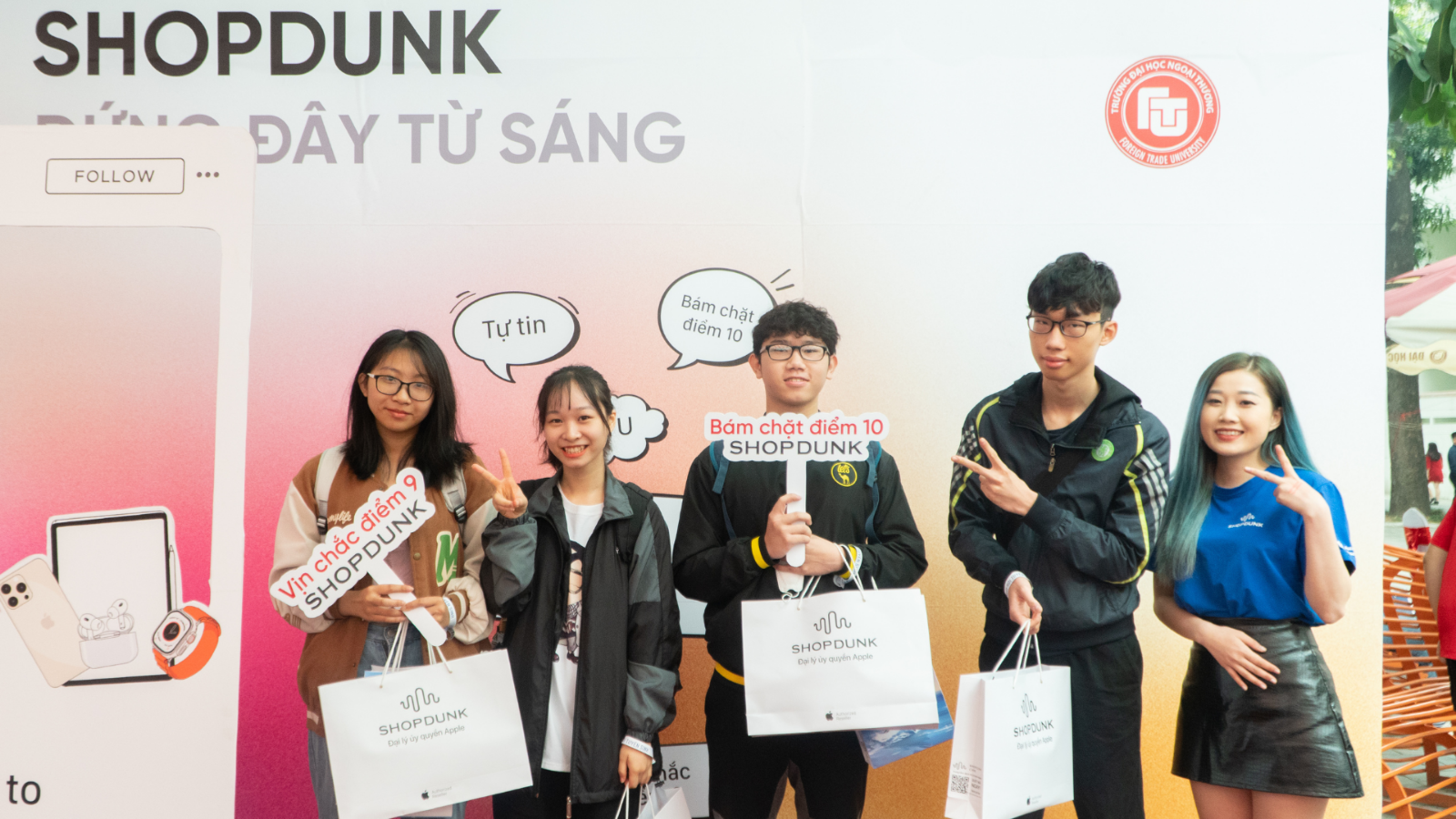 Hình ảnh cho danh mục ShopDunk tặng Apple tại ngày hội tân sinh viên FTU 2023